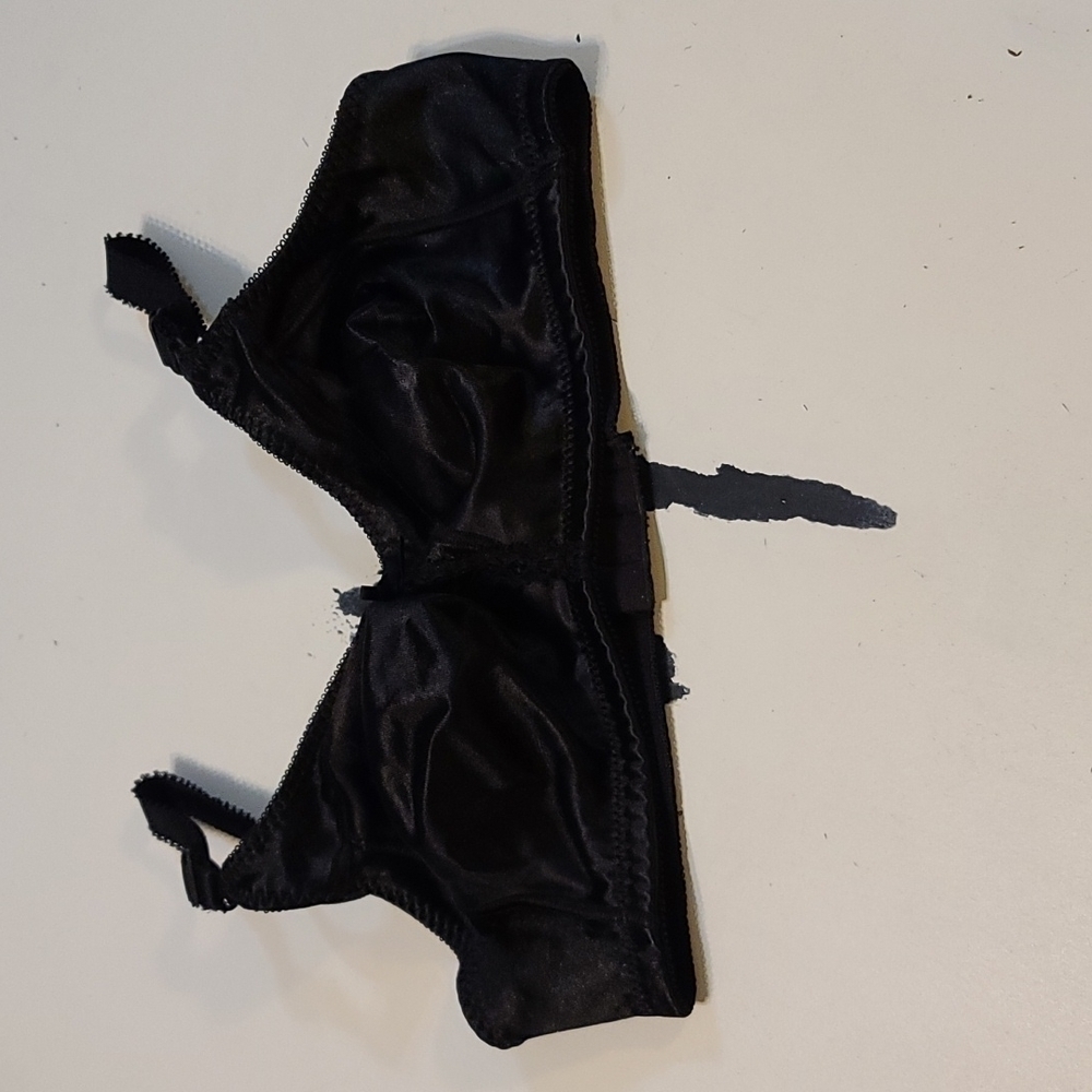 Bali Bra Black Lace Accents Satiny Soft No‎ Padding/Underwire Size 36C. EUC
